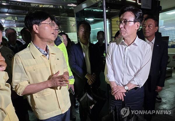 더불어민주당 김민석 신임 당 대표가 17일 오후 경남 거제시 옥포동 옥포종합복지관 입구에서 변광용(왼쪽) 거제시장의 애로사항을 경청하고 있다. 김 대표의 거제 방문은 당선 후 첫 일정이다. /연합뉴스