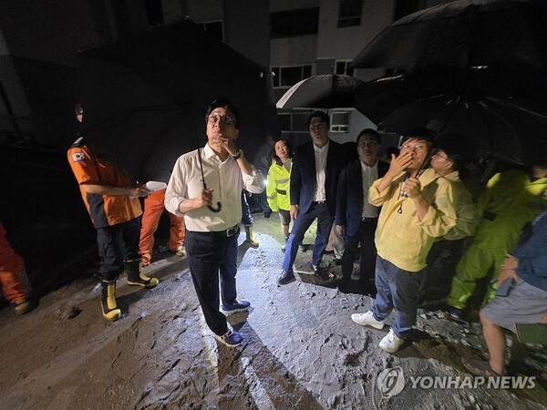 더불어민주당 김민석 신임 당 대표가 17일 오후 경남 거제시 옥포동의 산사태·폭우 피해 지역에서 현장을 둘러보고 있다. /연합뉴스