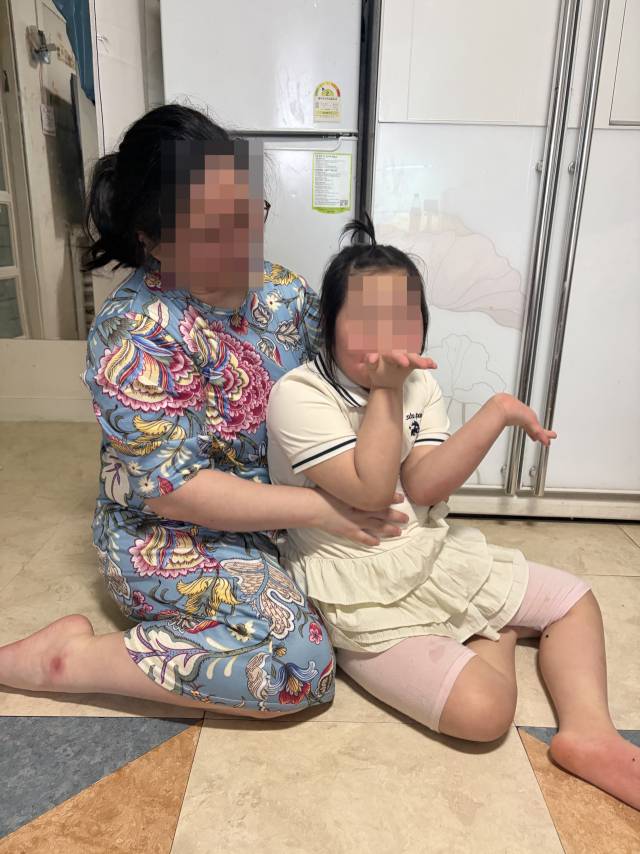 다운증후군과 중증 지적장애가 있는 이하은(가명·10) 양이 자택에서 엄마 김미영(가명·44) 씨와 함께 시간을 보내고 있다.