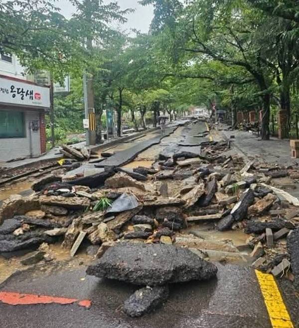 17일 내린 폭우에 벚꽃 명소인 봉숫골 진입로는 수압을 못 견딘 아스팔트가 뜯겨 아수라장이 됐다. 독자 제공