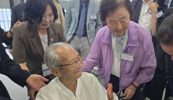 강태선 애국지사의 고향 제주 성산읍 시흥리에서 열린 '광복잇길' 기념식에서 강 애국지사와 인사 나누는 안금숙 여사(사진 오른쪽). 안 여사는 성산포 출신의 독립운동가 故 고봉조 애국지사의 유족이다. ⓒ제주의소리