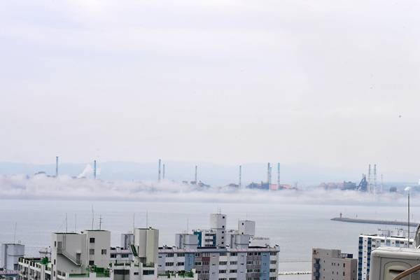 해무에 갇힌 포항제철소. 사진=뉴스1.