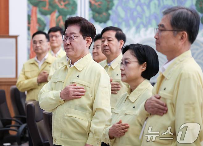이재명 대통령이 18일 청와대에서 열린 제1회 을지국무회의에서 국민의례를 하고 있다. 2026.8.18 ⓒ 뉴스1 허경 기자