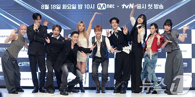 18일 오전 서울 강남구 엘리에나 호텔에서 열린 Mnet 오리지널 댄스 시리즈 ‘스트릿 월드 파이터 : 디렉터스 워’ 제작발표에 참석한 퍼포먼스 디렉터 해쉬(왼쪽부터), 캐스퍼, 정민준, 인규, 시미즈, 베이비주, 백구영, 바다, 레난, 나인이 포즈를 취하고 있다. ‘스트릿 월드 파이터 : 디렉터스 워’는 최고 퍼포먼스 디렉터 10인이 오롯이 자신의 이름을 '디렉터 크레딧'에 올리기 위해 펼치는 치열한 작품 전쟁이다. 2026.8.18 ⓒ 뉴스1 권현진 기자