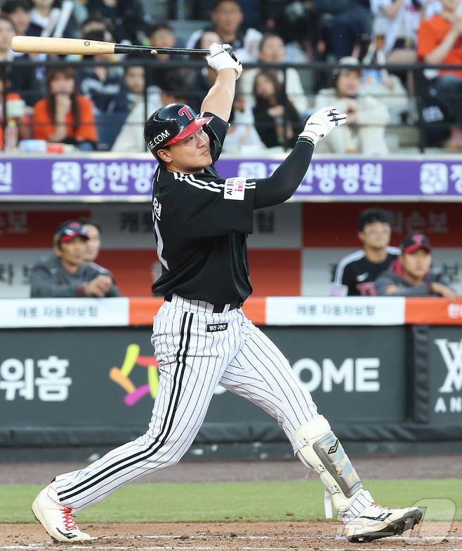 8일 대전 한화생명볼파크에서 열린 2026 신한 SOL KBO리그 LG 트윈스와 한화 이글스의 경기에서 2회초 LG 이재원이 우익수 뜬공으로 선취 타점을 올리고 있다. 2026.5.8 ⓒ 뉴스1 김기남 기자