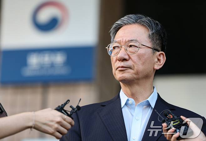 정성호 법무부 장관이 18일 정부과천청사 법무부를 나서며 취재진 질문에 답하고 있다. 정 장관은 이날 검찰 개혁관련 입법 마무리와 건강상 이유로 사직서를 제출한 것으로 알려졌다. 2026.8.18 ⓒ 뉴스1 김도우 기자