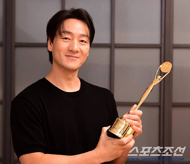 제5회 청룡시리즈어워즈에서 남우주연상을 수상한 배우 박해수가 수상 트로피와 함께 포즈를 취하고 있다. 논현동=송정헌 기자songs@sportschosun.com/2026.08.10/
