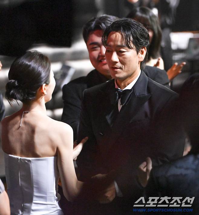 제5회 청룡시리즈어워즈(Blue Dragon Series Awards)가 31일 인천 파라다이스시티에서 열렸다. 남우주연상을 수상한 박해수가 기뻐하고 있다. 인천=허상욱 기자 wook@sportschosun.com/2026.07.31/