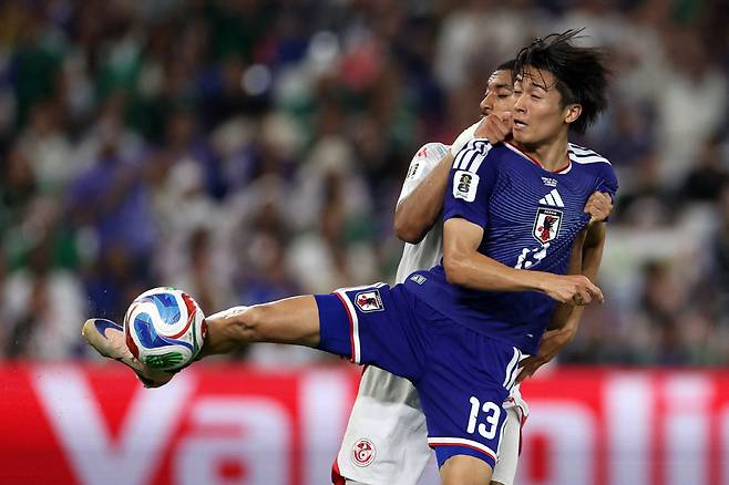 TOPSHOT - Japan's midfielder #13 Keito Nakamura and Tunisia's defender #20 Yan Valery fight for the ball during the 2026 World Cup Group F football match between Tunisia and Japan at the Monterrey Stadium in Guadalupe, Mexico, on June 20, 2026.  (Photo by Julio Cesar AGUILAR / AFP)<저작권자(c) 연합뉴스, 무단 전재-재배포, AI 학습 및 활용 금지>