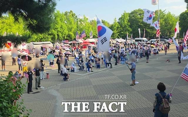 18일 서울 송파 올림픽공원에서 부정선거 구호를 외치는 시민들. /서울 올림픽공원=오승혁 기자