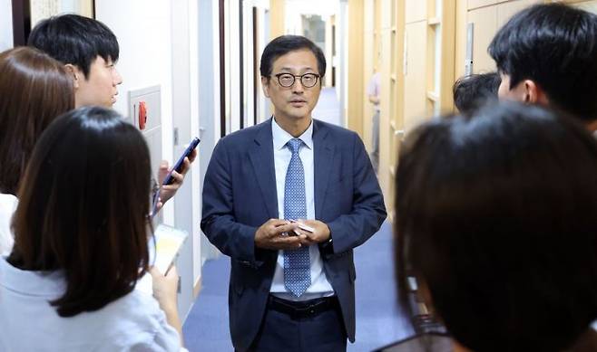 6·3 지방선거 투표용지 부족 사태 등을 수사할 선거관리위원회 특별검사로 임명된 이태한 권익위 비상임위원이 18일 서울 서초구 법무법인 동인에서 취재진 질문에 답하고 있다. 2026.8.18 연합뉴스