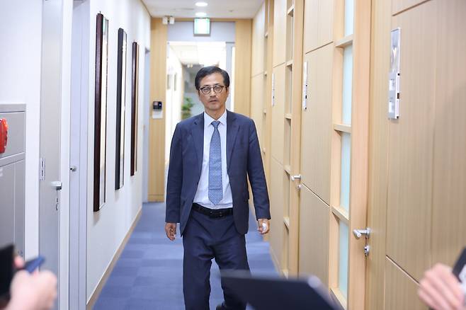6·3 지방선거 투표용지 부족 사태 등을 수사할 선거관리위원회 특별검사로 임명된 이태한 권익위 비상임위원이 18일 서울 서초구 법무법인 동인에서 입장을 밝히기 위해 이동하고 있다./연합뉴스