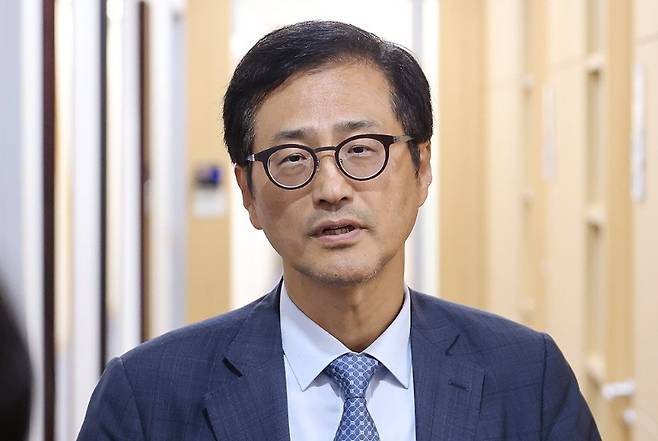 6·3 지방선거 투표용지 부족 사태 등을 수사할 선거관리위원회 특별검사로 임명된 이태한 권익위 비상임위원이 18일 서울 서초구 법무법인 동인에서 취재진 질문에 답하고 있다. 연합뉴스