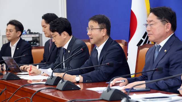 한병도 더불어민주당 원내대표가 18일 국회에서 열린 원내대책회의에서 발언하고 있다. [연합뉴스]