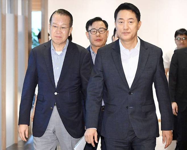 오세훈(오른쪽) 서울시장과 용산을 지역구로 둔 권영세 국민의힘 의원이 18일 서울 중구 서울시청에서 용산공원 및 용산국제업무지구 주택공급과 관련해 논의한 뒤 시장실에서 나오고 있다. 뉴시스화상