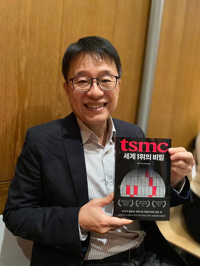 대만 반도체 산업을 33년간 취재한 린훙원 타이완인사이드 설립자는 7월 한국일보와의 인터뷰에서 "한국과 대만은 반도체 생태계의 구성과 정부 역할 등에서 차이가 있다"고 말했다. 본인 제공