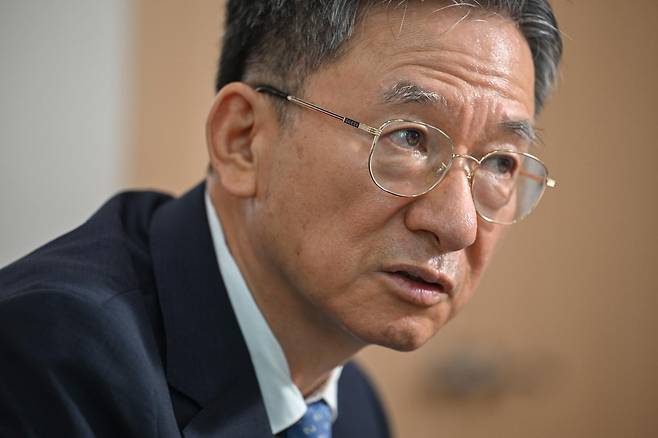 지난달 27일 오후 경기도 과천 법무부에서 정성호 법무부 장관이 본보와 인터뷰를 갖고 있다. 장련성 기자