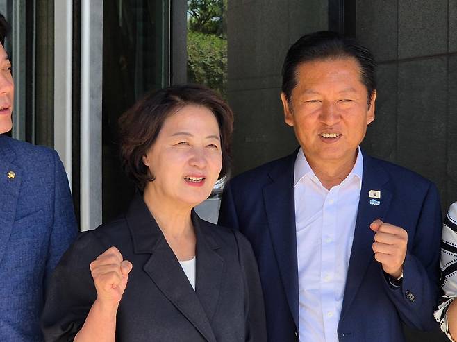 추미애(왼쪽) 경기지사와 정청래 전 더불어민주당 대표가 6월 26일 경기 양평군 블룸비스타 호텔에서 열린 민주당 여성당선인 워크숍에 참석해 기념 촬영을 하고 있다. 뉴스1