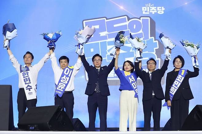 김민석 더불어민주당 대표와 한민수, 이성윤, 서미화, 박선원, 최민희 최고위원이 17일 대전시 유성구 대전컨벤션센터(DCC) 제2전시장에서 '더불어민주당, 제3차 정기전국당원대회'에서 당선 인사를 하고 있다. 최혁 기자