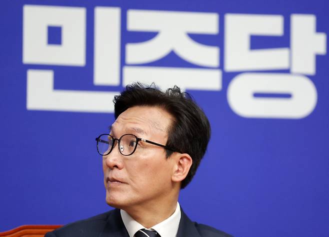 김민석 신임 더불어민주당 대표가 18일 취임 축하 인사차 국회로 찾아온 강훈식 대통령 비서실장과의 접견에서 옆을 보고 있다. 박민규 선임기자