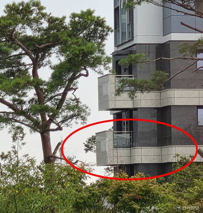 지난 16일 인천 연수구 송도동 A아파트 일부 테라스가 다른 곳과 수평이 맞지 않고 한쪽으로 처진 듯한 모습을 보이고 있다. 독자 제공