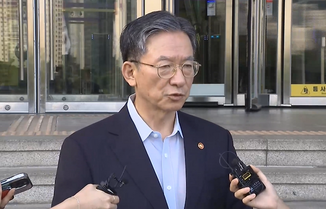 오늘(18일) 정부과천청사 법무부 앞 퇴근길에서 질의 응답하는 정성호 법무부 장관 / 사진 = MBN