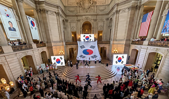 지난 15일(현지시간) 미국 샌프란시스코 시청에서 열린 광복절 경축식에서 태권도 시범이 열리고 있다. [사진=샌프란시스코 베이지역 한인회]