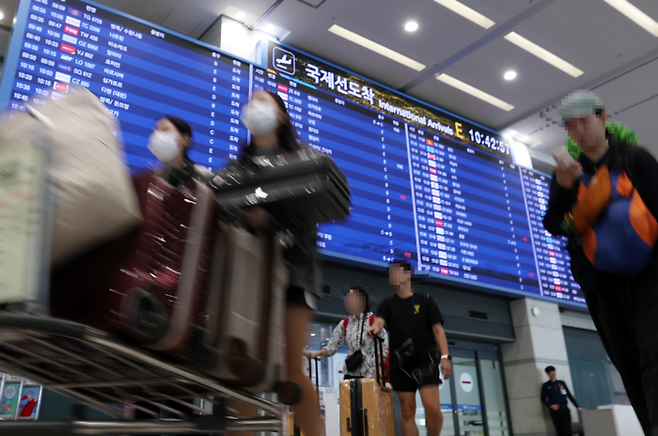 지난해 추석 황금연휴를 해외에서 보내고 돌아온 여행객들이 인천국제공항 1터미널로 귀국하고 있다. [뉴스1]