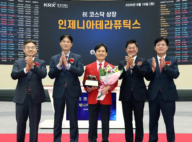 18일 오전 서울 여의도 한국거래소 서울사무소 홍보관에서 열린 인제니아테라퓨틱스 코스닥시장 상장기념식에서 박종식 한국IR협의회 부회장(왼쪽부터)·민경욱 한국거래소 코스닥시장본부장·한상열 인제니아테라퓨틱스 대표·박종문 삼성증권 대표·안승근 코스닥협회 부회장이 박수치고 있다./사진제공=한국거래소
