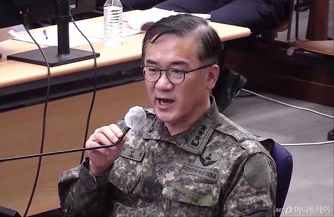 여인형 전 국군방첩사령관이 지난해 11월24일 서울 서초구 서울중앙지방법원에서 열린 윤석열 전 대통령의 내란 우두머리 및 직권남용 권리행사 방해 혐의 사건 속행 공판에 증인으로 출석해 답변하고 있다./사진 제공=서울중앙지방법원
