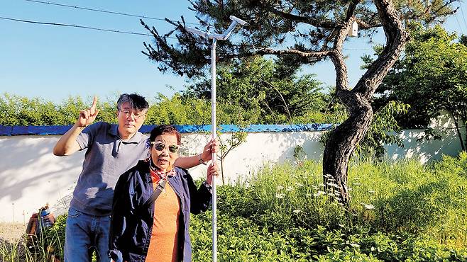 필자가 지난 2024년 5월 어머니를 시골집에 모시고 가서 매실을 수확하고 마당에서 함께 포즈를 취했다. 어머니가 돌아가시기 3개월 전으로, 아들과 함께 찍은 마지막 컷이다.