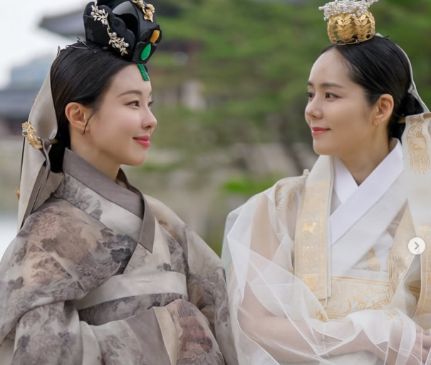 한가인도 반한 '한복 여신' 최은지가 연예인 야구대회 홍보대사로 나섰다. 최은지는 지난 5월 배우 한가인의 유튜브 채널 '자유부인 한가인'에 출연, 경복궁에서 한가인과 함께 한복의 아름다움을 널리 알렸다./유튜브 '자유뷰인 한가인'