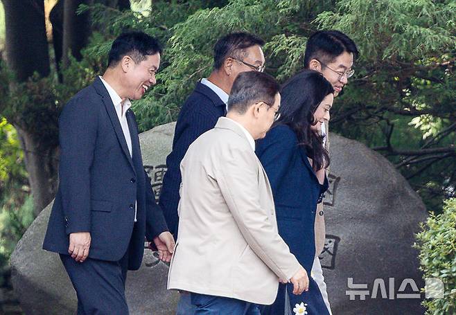 [서울=뉴시스] 김명년 기자 = 젠슨 황의 장녀인 매디슨 황 엔비디아 옴니버스·로보틱스 제품 마케팅 수석 이사가 18일 오전 서울 서초구 LG전자 양재 연구개발(R&D) 캠퍼스 데이터팩토리에서 로보틱스 파트너십 논의를 마치고 이동하고 있다. 2026.08.18. kmn@newsis.com