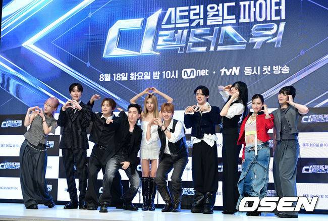 [OSEN=최규한 기자] 18일 오전 서울 논현동 엘리에나 호텔에서 &nbsp;Mnet ‘스트릿 월드 파이터 : 디렉터스 워’(이하 ‘스디파’) 제작발표회가 열렸다.‘스디파’는 최고 퍼포먼스 디렉터 10인이 오롯이 자신의 이름을 '디렉터 크레딧'에 올리기 위해 펼치는 치열한 작품 전쟁이다. 스트릿 시리즈 최초의 개인전이자 혼성(All-Gender) 대결로 일찍이 기대를 모았다.안무가 나인, 레난, 바다, 백구영, 베이비주, 시미즈, 인규, 정민준, 캐스퍼, 해쉬가 포토타임을 하고 있다. 2026.08.18 / dreamer@osen.co.kr