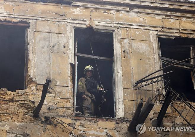 러시아 공격에 파괴된 우크라이나 오데사 아파트 [EPA=연합뉴스. 재배포 및 DB 금지]