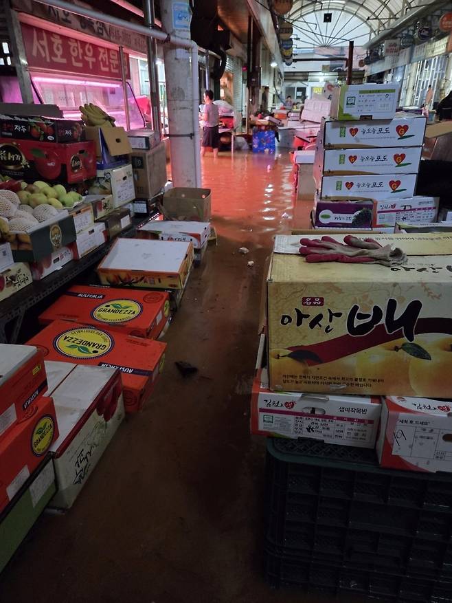 지난 17일 침수된 통영 서호전통시장 내부 [최덕연 씨 제공. 재판매 및 DB 금지]