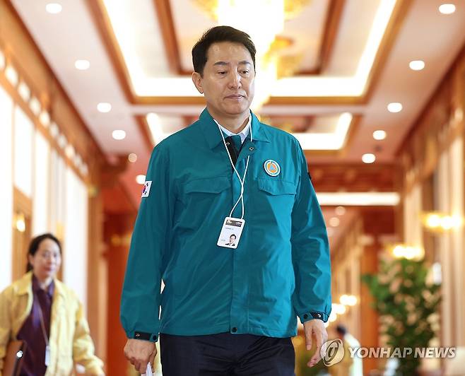 오세훈 시장, 제1회 을지국무회의 참석 (서울=연합뉴스) 김도훈 기자 = 오세훈 서울시장이 18일 청와대에서 이재명 대통령 주재로 열린 제1회 을지국무회의 참석을 위해 회의장으로 향하고 있다. 2026.8.18 [청와대통신사진기자단] superdoo82@yna.co.kr