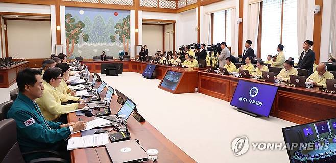제1회 을지국무회의 참석한 오세훈 시장 (서울=연합뉴스) 김도훈 기자 = 오세훈 서울시장(왼쪽)이 18일 청와대에서 열린 제1회 을지국무회의에서 이재명 대통령 발언을 듣고 있다. 2026.8.18 [청와대통신사진기자단] superdoo82@yna.co.kr