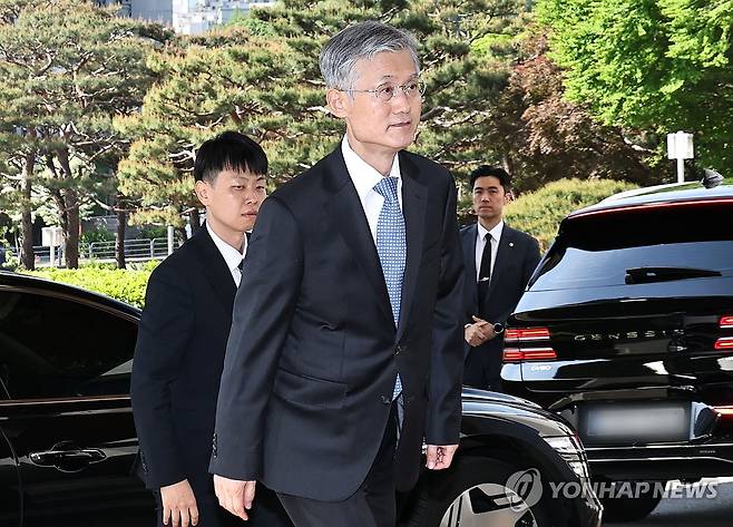 출근하는 조희대 대법원장 (서울=연합뉴스) 김인철 기자 = 조희대 대법원장이 29일 서울 서초구 대법원으로 출근하고 있다.
    지난 28일 헌법재판소는 제약사 녹십자가 대법원을 상대로 낸 재판취소 사건에 대해 피청구인인 대법원장에게 전원재판부 회부 사실을 통지하고 답변을 요청했다. 2026.4.29 yatoya@yna.co.kr