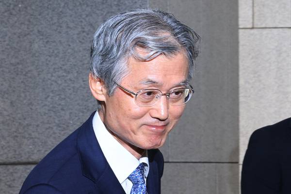 조희대 대법원장이 19일 서울 서초구 대법원으로 출근하고 있다. 조 대법원장은 지난 18일 노태악 전 대법관과 이흥구 대법관 후임으로 손봉기 대구지방법원 부장판사와 김성수 서울고등법원 부장판사를 이재명 대통령에게 임명 제청했다. 2026.8.19 /연합뉴스