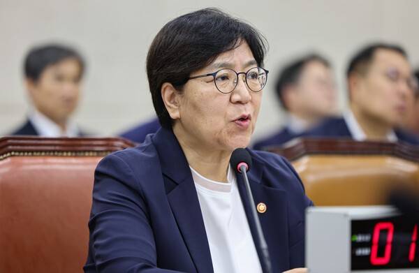정은경 보건복지부 장관이 19일 서울 여의도 국회에서 열린 보건복지위원회 전체회의에서 의원 질의에 답하고 있다. 뉴스1