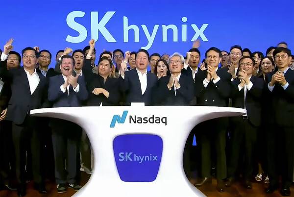 최태원 SK그룹 회장, 최재원 수석부회장, 곽노정 SK하이닉스 대표이사 등 경영진 및 임직원들이 7월 10일 미국 뉴욕 나스닥 타워에서 주식예탁증서(ADR) 나스닥 시장 상장 세리머니를 하고 있다. / 뉴스1