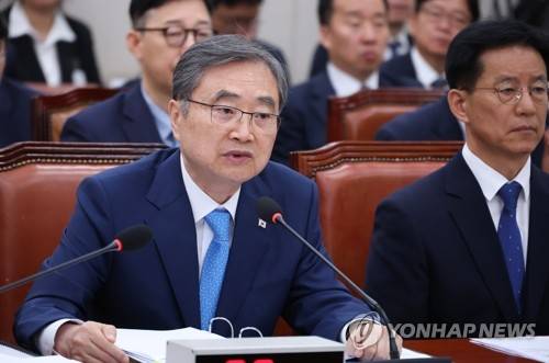 한미 UFS 훈련 축소 관련 보고하는 조현 외교부 장관(서울=연합뉴스) 황광모 기자 = 조현 외교부 장관이 19일 국회에서 열린 외교통일위원회 전체회의에서 한미 연합연습 '을지 자유의 방패' (UFS·Ulchi Freedom Shield) 훈련 축소와 관련한 질의에 답변하고 있다. 2026.8.19 hkmpooh@yna.co.kr