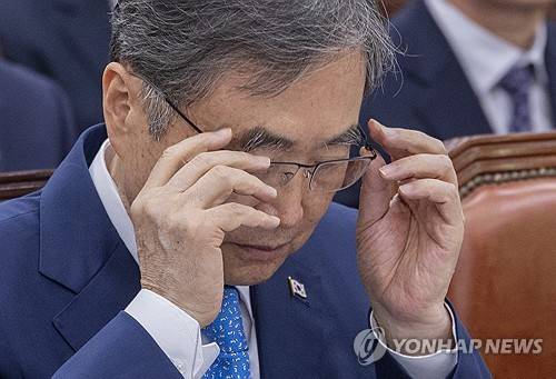 연이은 한미 UFS 조기 종료 관련 질의 답변 마친 조현 외교부 장관(서울=연합뉴스) 황광모 기자 = 조현 외교부 장관이 19일 국회에서 열린 외교통일위원회 전체 회의에 출석해 '을지 자유의 방패'(UFS·Ulchi Freedom Shield) 조기 종료와 관련한 의원들의 연이은 질의에 답한 뒤 안경을 고쳐쓰고 있다. 2026.8.19 hkmpooh@yna.co.kr