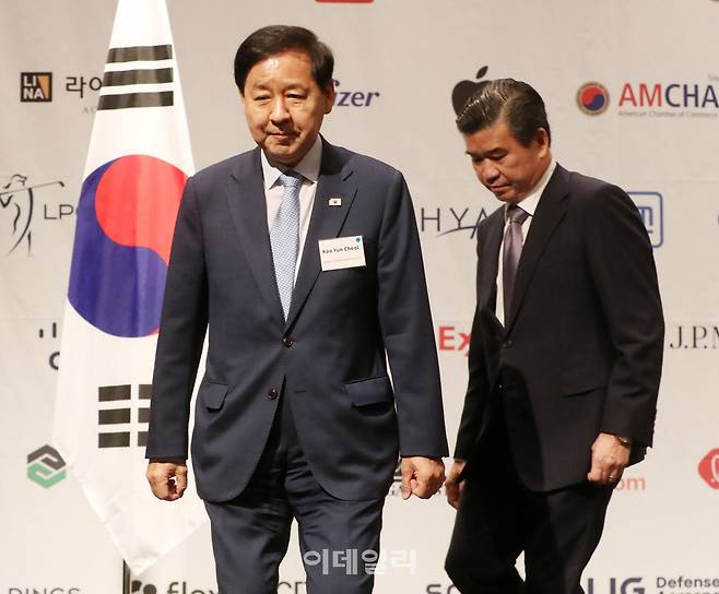 [포토] 간담회 참석하는 구윤철 부총리와 제임스 김 암참 회장