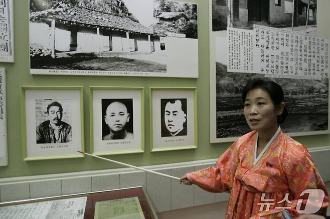 조선혁명박물관의 해설강사가 오동진, 장철호, 양세봉 등 1920년대 독립운동가들의 활동에 대해 설명하는 모습. (필자 제공)