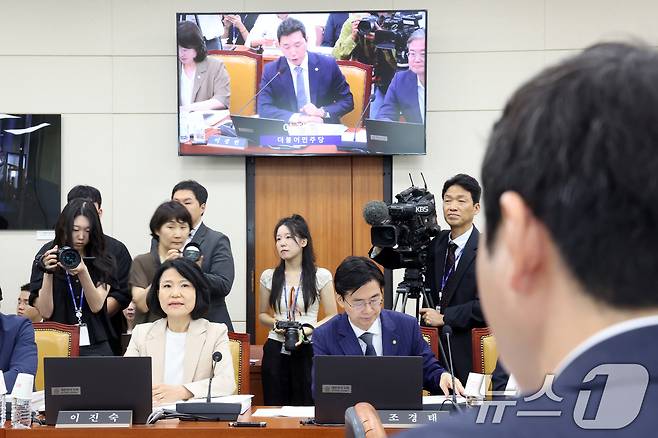 이진숙 국민의힘 의원이 19일 오전 서울 여의도 국회에서 열린 과학기술정보방송통신위원회 전체회의에서 이정헌 더불어민주당 의원 발언을 듣고 있다. 2026.8.19 ⓒ 뉴스1 황기선 기자
