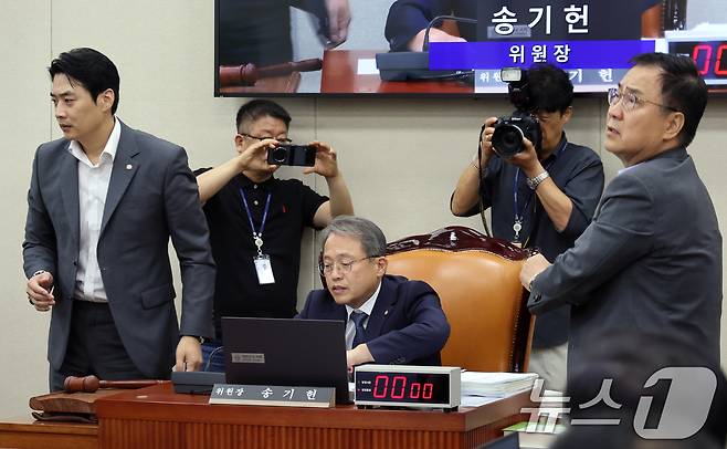 한준호 여당 간사와 최형두 야당 간사가 19일 오전 서울 여의도 국회에서 열린 과학기술정보방송통신위원회 전체회의에서 송기헌 위원장과 대화 후 자리로 이동하고 있다. 2026.8.19 ⓒ 뉴스1 황기선 기자