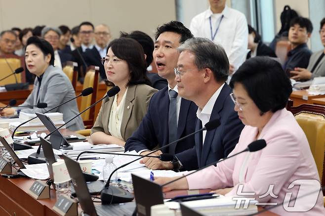 이정헌 더불어민주당 의원이 19일 오전 서울 여의도 국회에서 열린 과학기술정보방송통신위원회 전체회의에서 이진숙 국민의힘 의원 출석에 항의하고 있다. 2026.8.19 ⓒ 뉴스1 황기선 기자