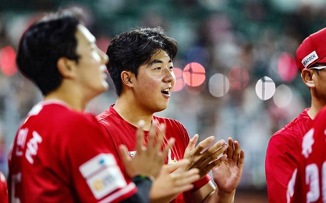 SSG 김민준이 24일 인천SSG랜더스필드에서 열린 2026 KBO리그 NC전에서 동료를 바라보며 박수를 치고 있다. 사진 | SSG 랜더스